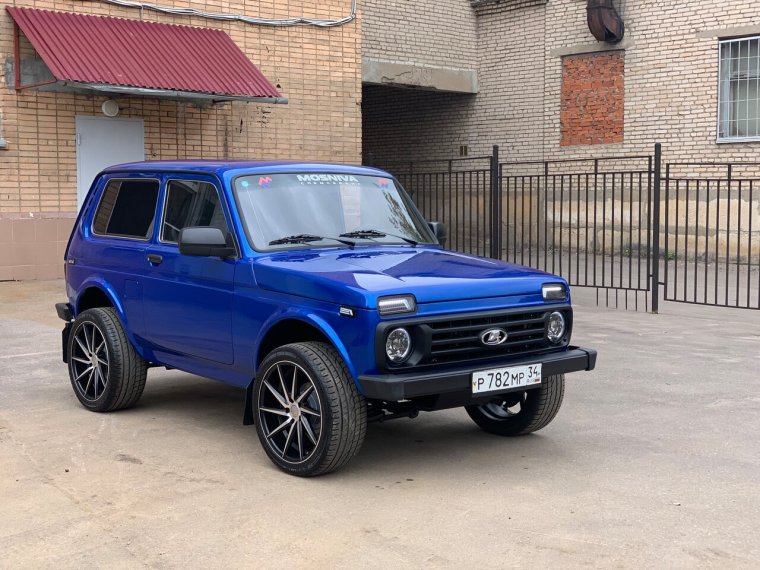 Нива 21214 голубая Планета