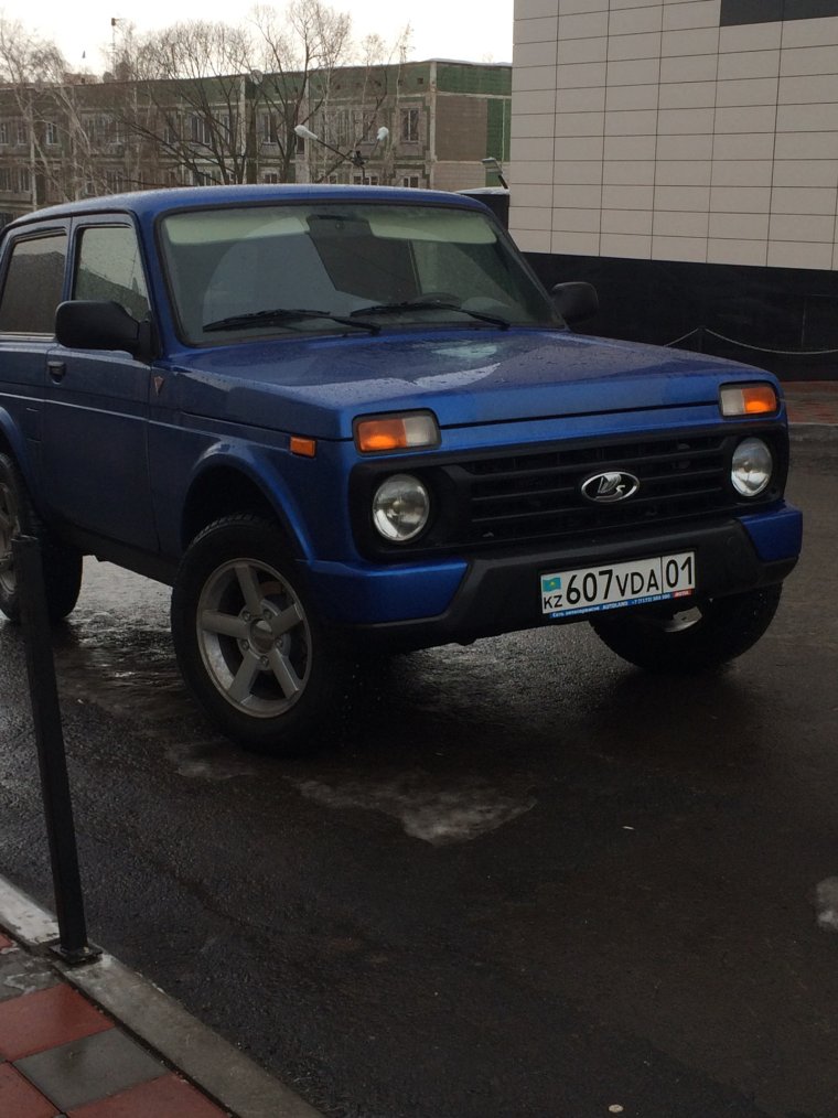 Нива 21214 голубая Планета