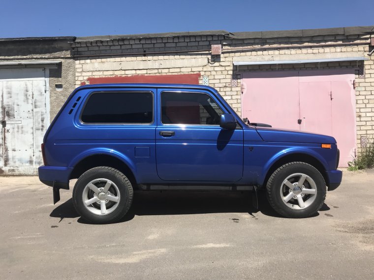 Нива Урбан синего цвета