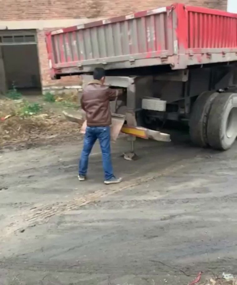 Самосвал раздавил легковушку