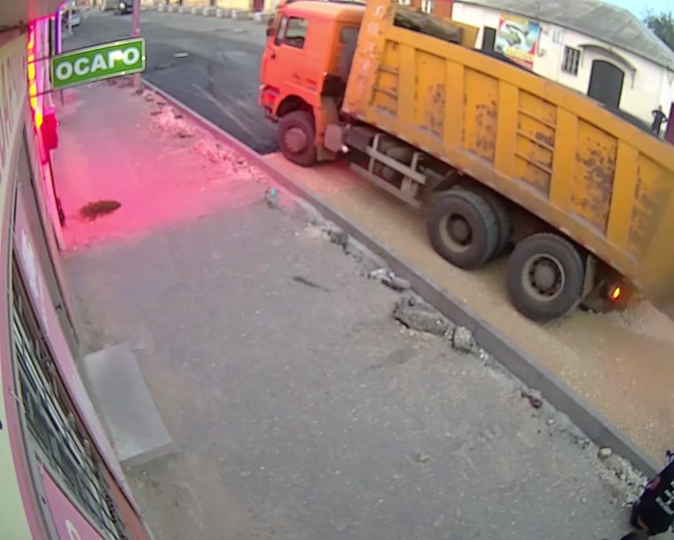 Грузовик переехал полицейского