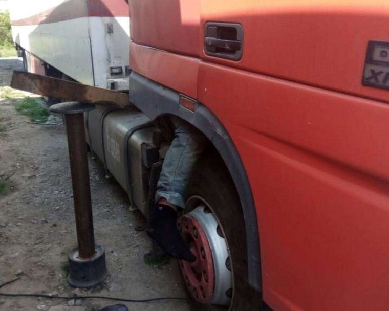 Грузовик раздавил человека