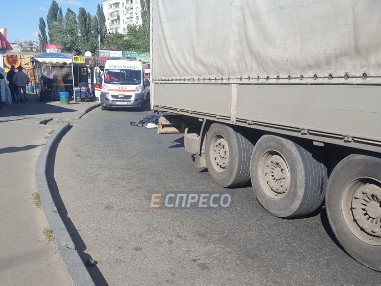 Придавило кузовом КАМАЗА