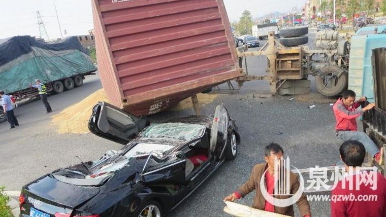 Контейнер раздавил машину