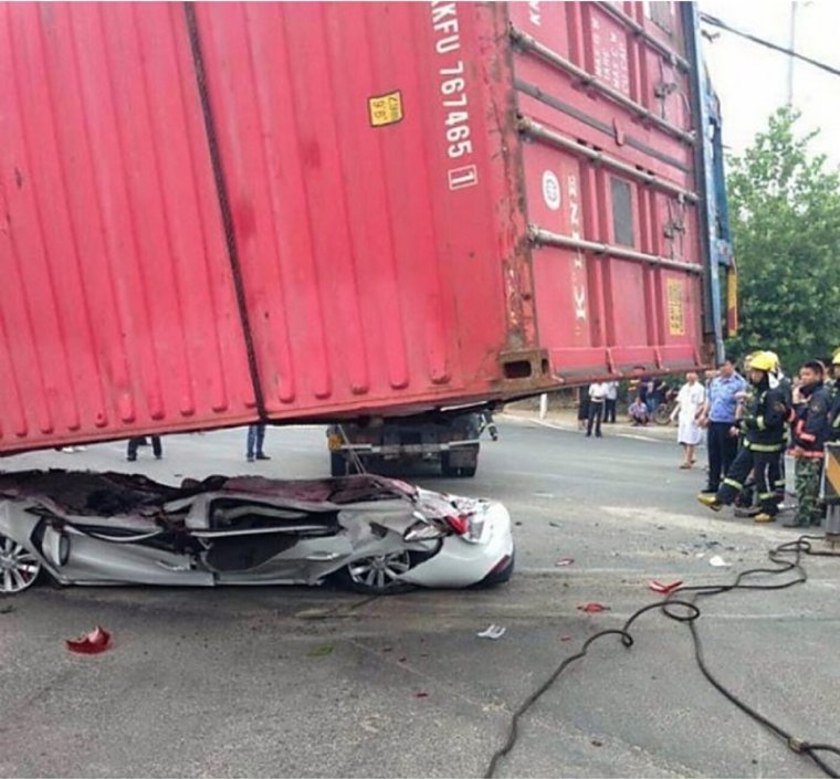 Машина попала под фуру