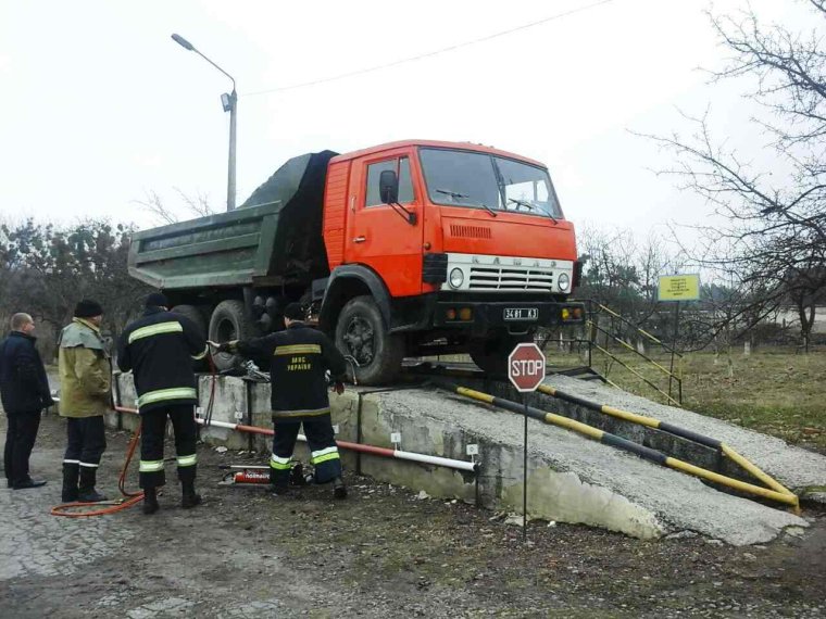 Фура раздавила легковушку