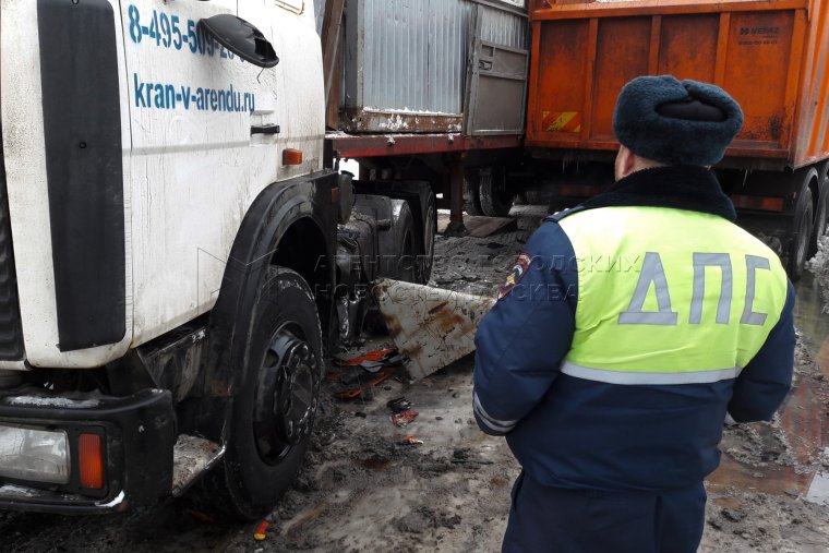 Придавило плитой в машине