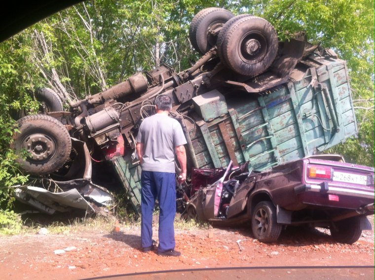 Придавило кабиной КАМАЗА