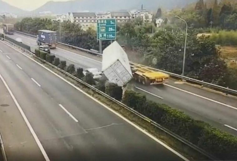 В Приморье фура раздавила детей