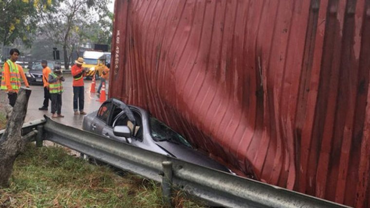 Насмерть КАМАЗ наехал на человека