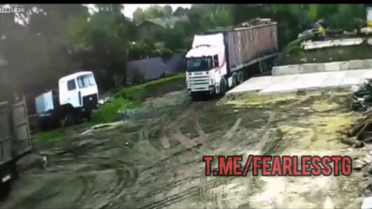 Автомеханик под машиной