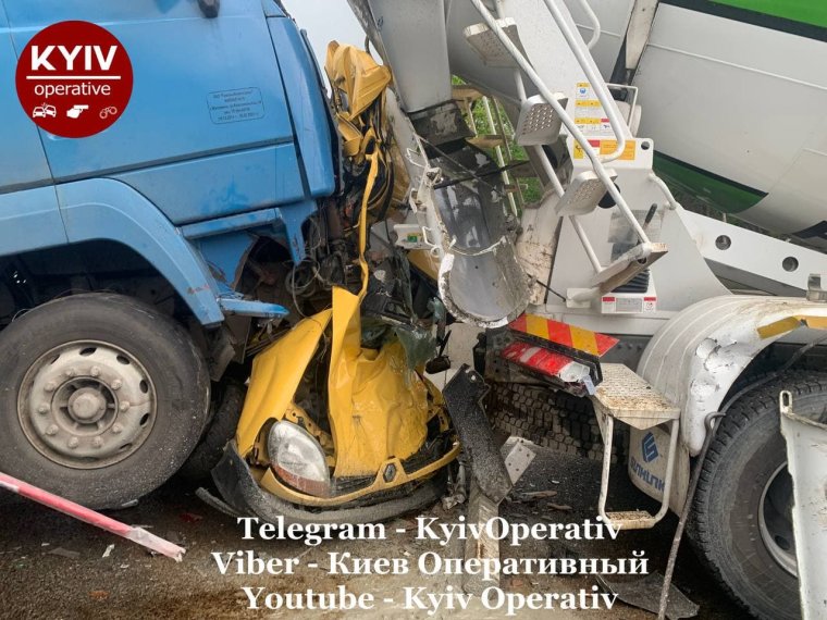 КАМАЗ раздавил легковушку