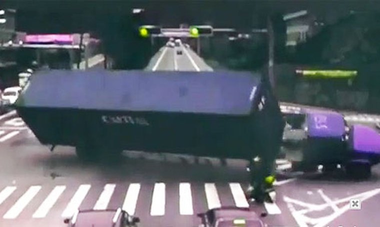 Грузовик провалился