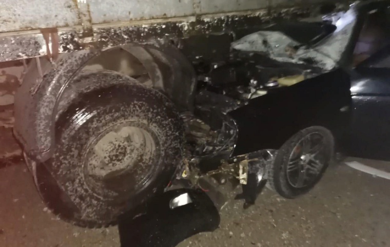 Авария две грузовые машины и легковая машина