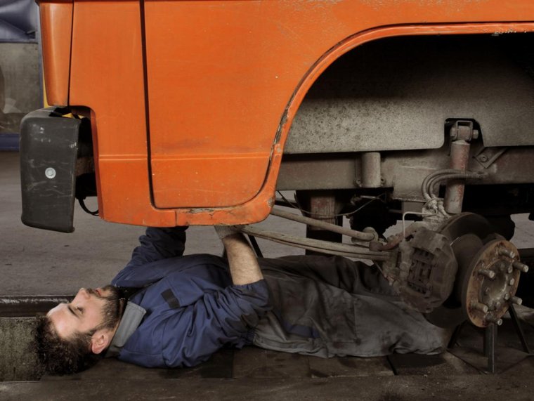 Машина влетает под грузовик