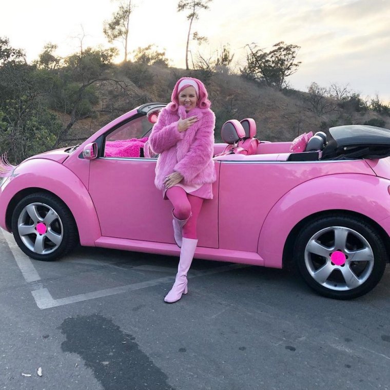 Розовая машинка с цветами