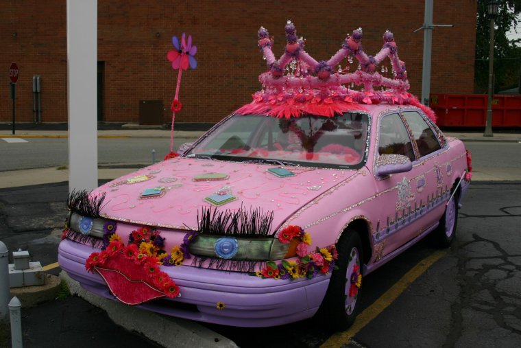 Розовая машина декорация