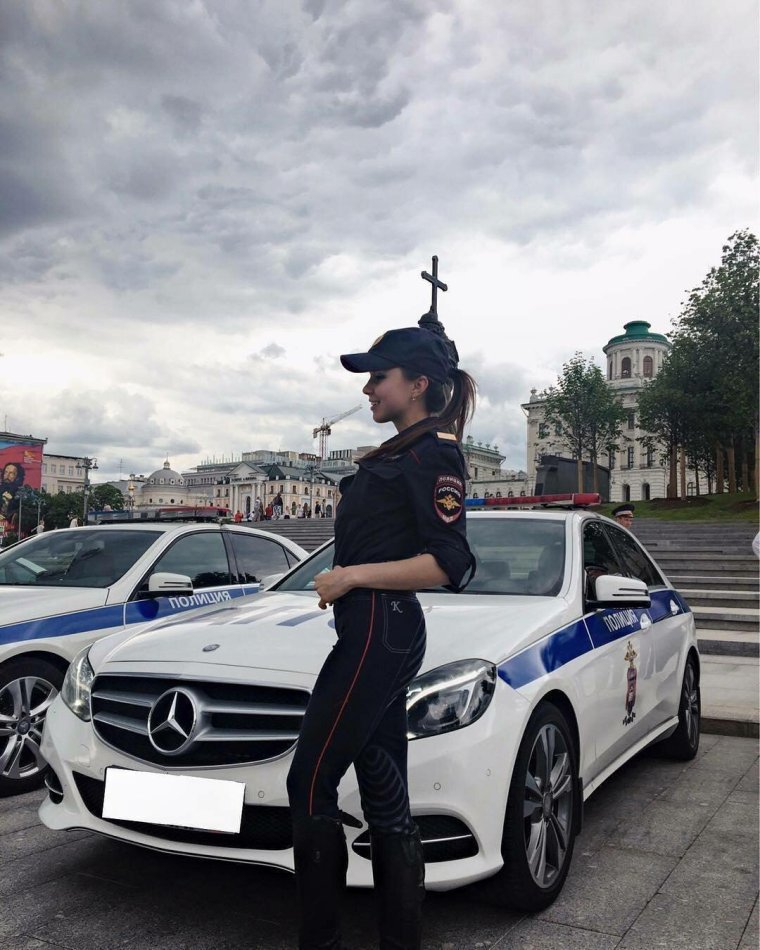 Девушка на полицейской машине