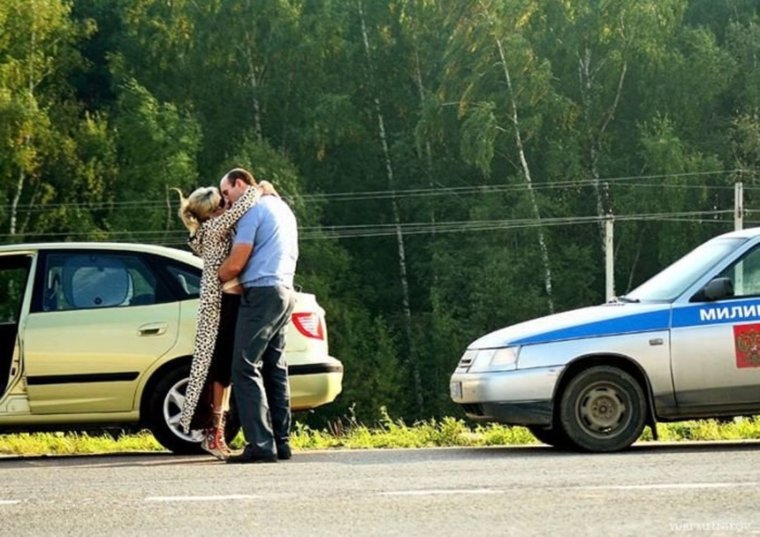 Смешной водитель на дороге