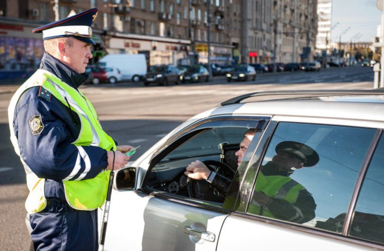 Инспектор ГИБДД на дороге