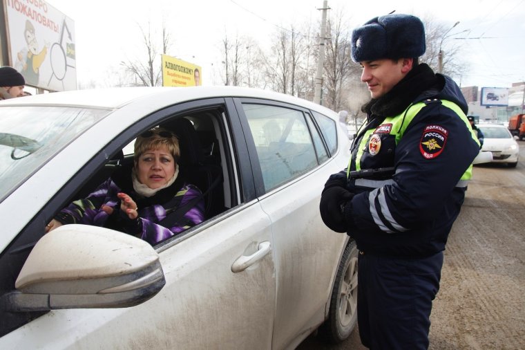 Гаишник и девушка за рулем