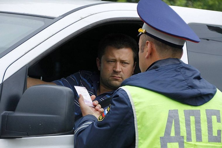 Гаишник останавливает машину