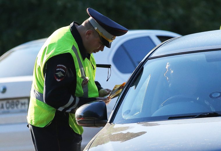 Сотрудники ГИБДД остановили автомобиль