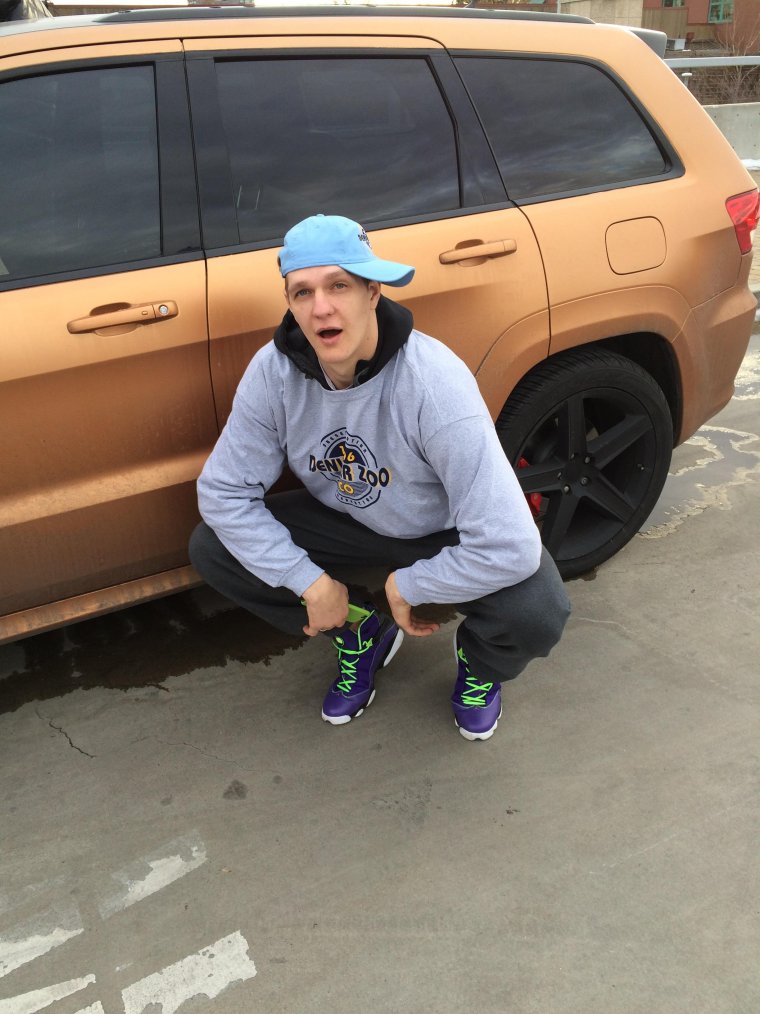 Гопник на корточках