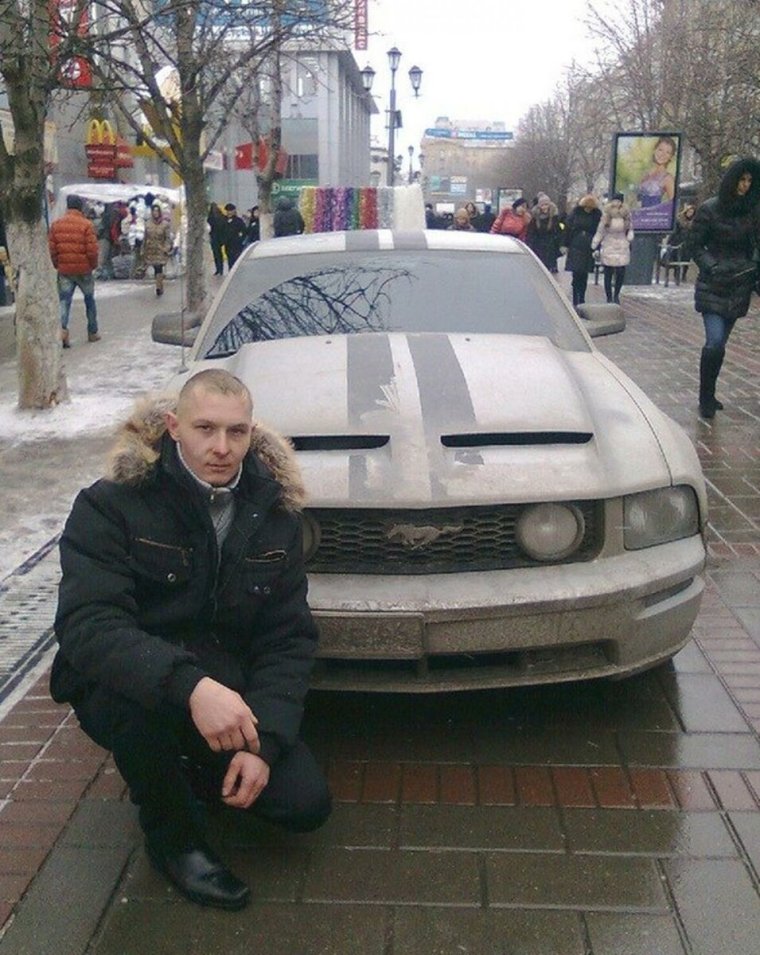 Бомж и крутая машина