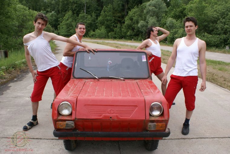 Смешной мужик на тачке