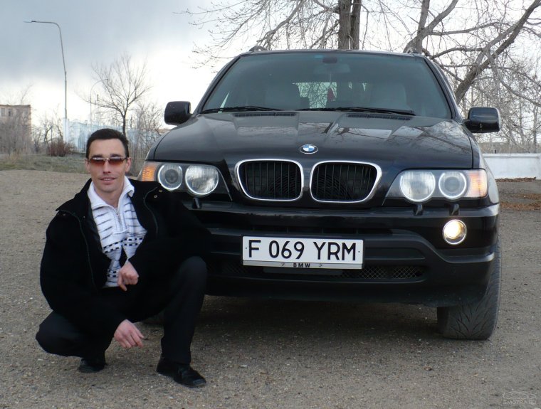 Гопник на фоне БМВ