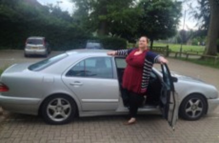 Девушки в масках возле машины