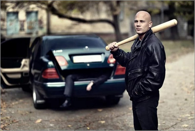 Парень возле авто