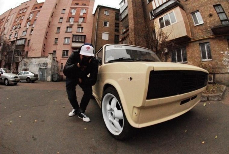 Русский парень в тачке