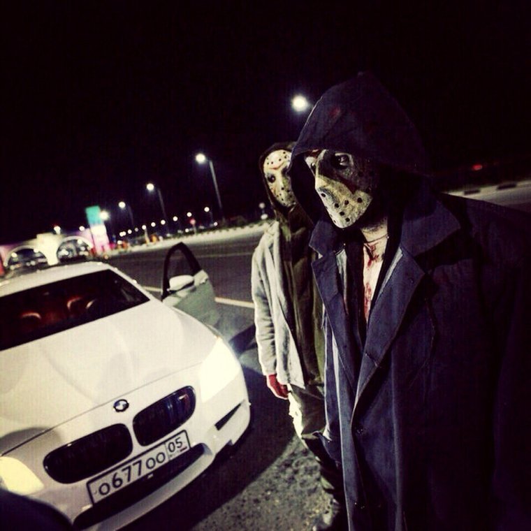 Красивый мужчина в машине