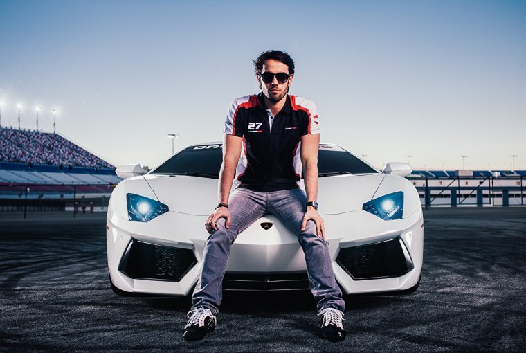 Девушка возле черной машины