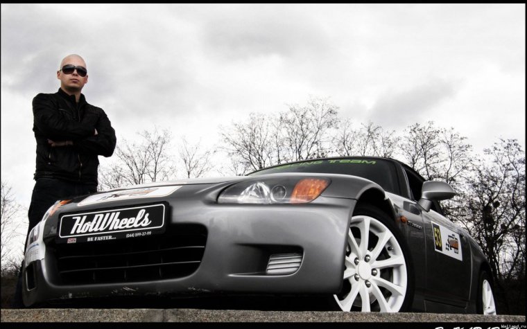 Красивые парни возле машины