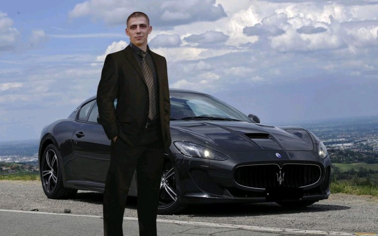 В костюме возле машины