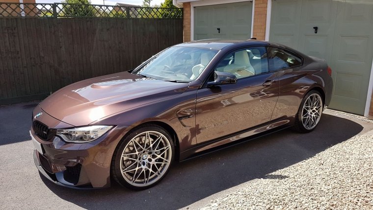 БМВ x1 коричневого цвета