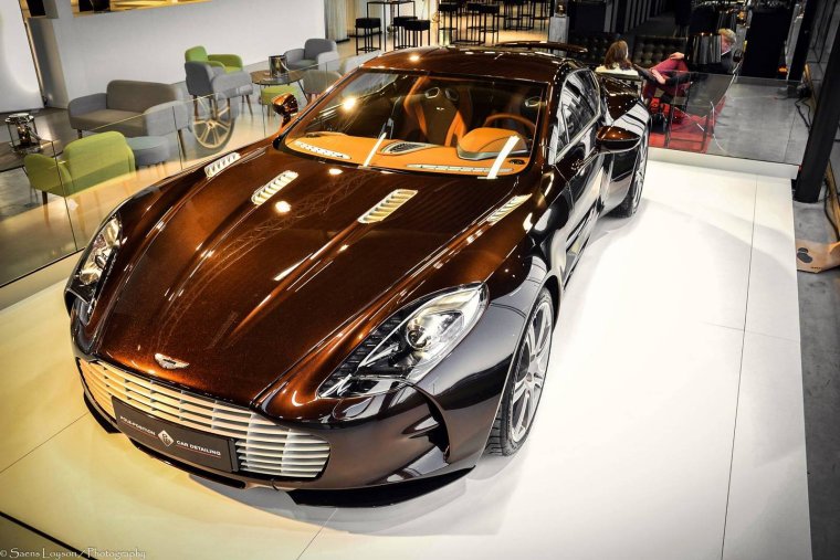 Коричневый цвет автомобиля Астон Мартин