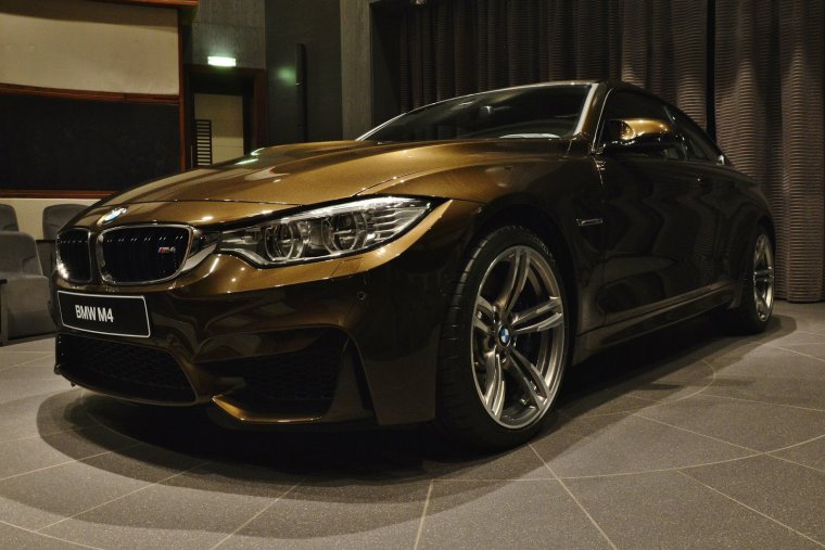 BMW m4 коричневая
