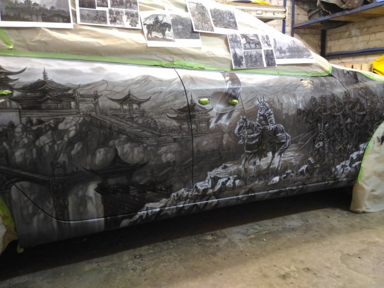 Винил на красной машине