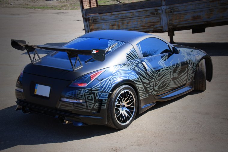 Аэрография на авто Мазда белая