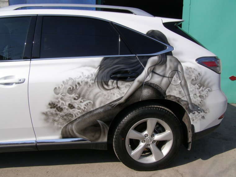 Дракон на капот автомобиля