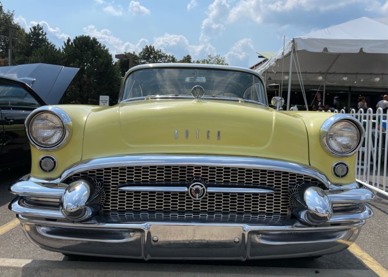 Мерседес цвета брызги шампанского