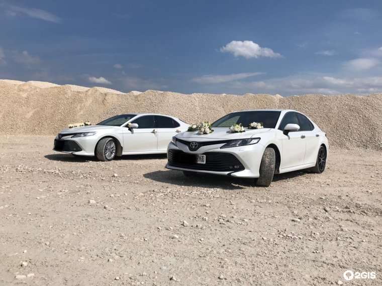 Тойота Камри около дома