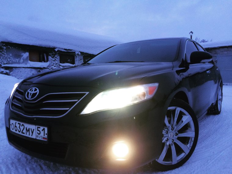 Чёрная Тойота Камри в 40 кузове ночью