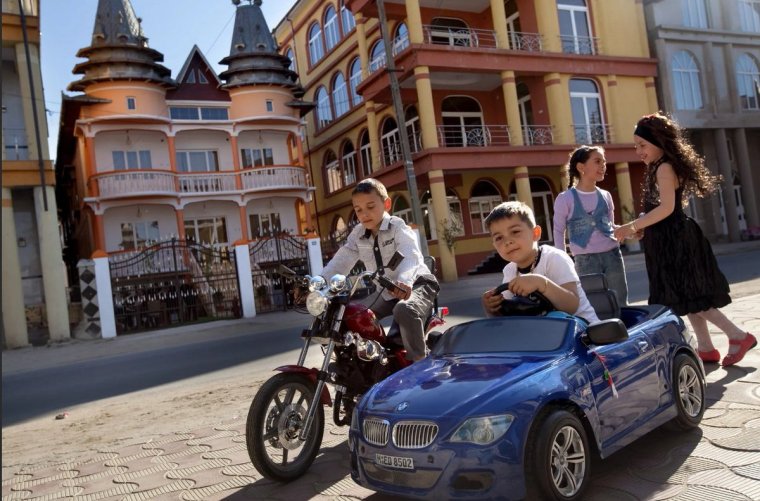 БУЗЕСКУ столица цыган-миллионеров