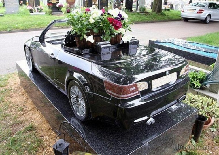 Памятник машина на кладбище