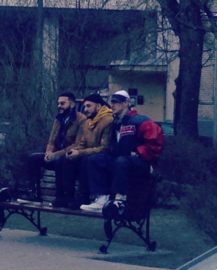 Девушка возле Мерседеса